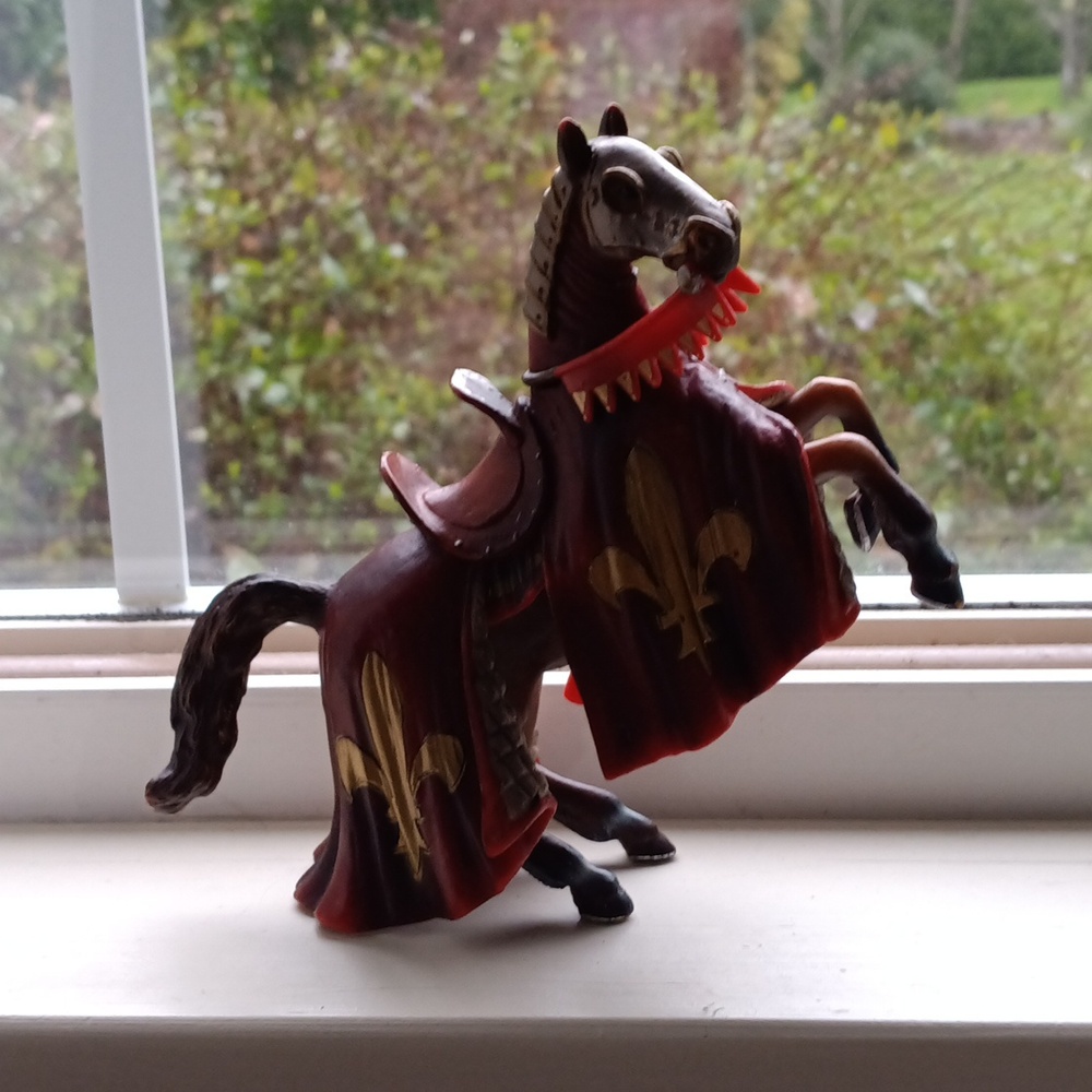 2003 Schleich World of Knights Reared Horse Red Gold Figure